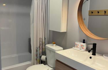 Newly Updated Modern, Spacious, and Cozy Condo- Right on the Lake! - Foto 13