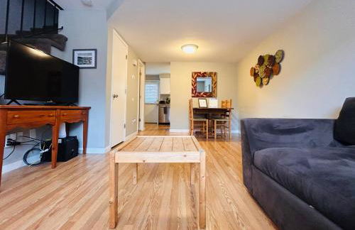 Luxe on Penn Family Friendly, Toddler amenities, baby proof with baby gate, toys, bath toys, cups and plates, Separate Workstation with Desk and Monitor, located in desirable SE Boise next to the Greenbelt and Boise River - Foto 4