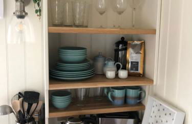 Green Valley, Cotswold stay with hamper - Photo 5