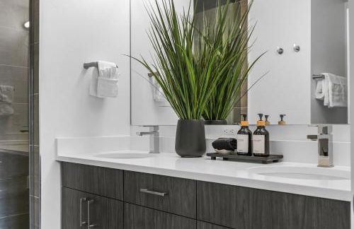 4-Season Modern Mountain Penthouse with Private Hot Tub & Scenic Views - Foto 45