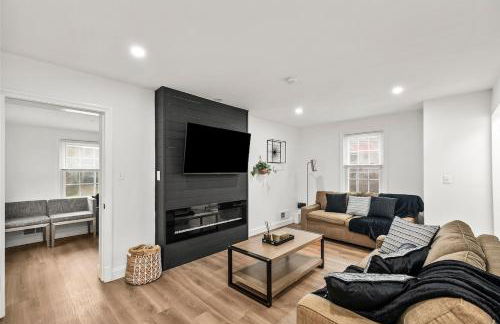 1 min to DC 8 beds sleeps 16 with yard and parking - Foto 16