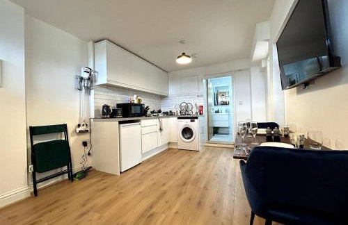 Private 2 Bed Guest House - Van Parking, M25 & A1 connections - Foto 13