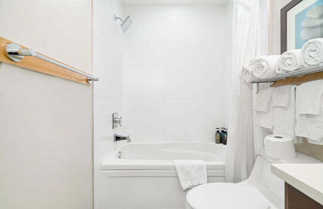 3BR Lakeside Penthouse Retreat - Photo 39