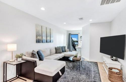 Lakefront Luxe 6BR 4B Home with Pool & Hot Tub - Foto 27