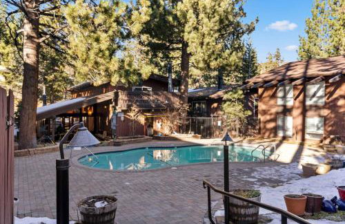 2BR Overlooks Shared Pool Near Gondola & Village - Foto 35