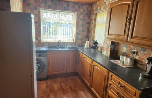 Peaceful 2-Bed Bungalow with Garden & Parking in Bramley Village, Rotherham - Foto 9