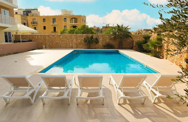 Comfortable Home With hot tub and Communal Pool - Foto 1