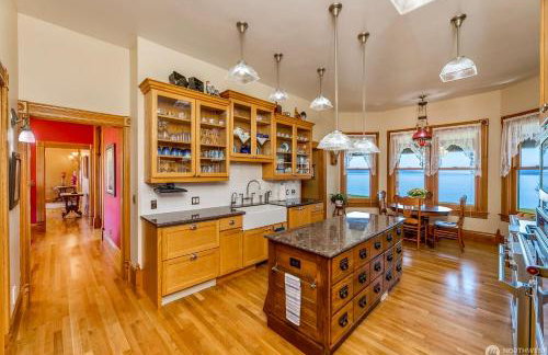 Luxury Bayfront Oasis with Private Beach Access, Near Tulalip Casino and Outlets! - Foto 11