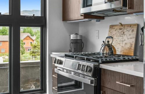 4-Season Modern Mountain Penthouse with Private Hot Tub & Scenic Views - Foto 38