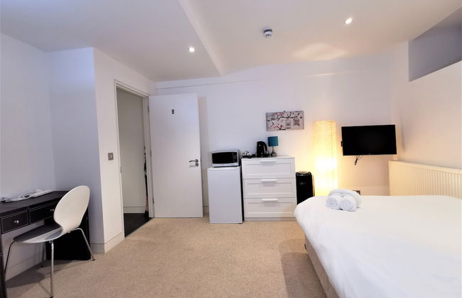 Spacious Double Room with en-suite - 2b - Photo 10
