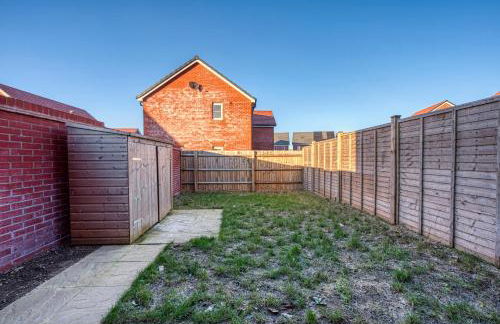 Stylish 4-Bedroom Townhouse with two large parking spaces and superfast Wi-Fi - Photo 35