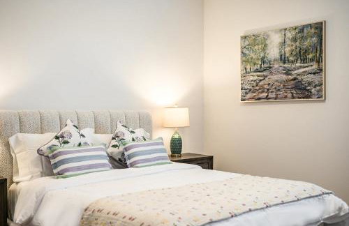 Spacious 5BR Getaway w Game Room & Modern Comfort - Photo 17