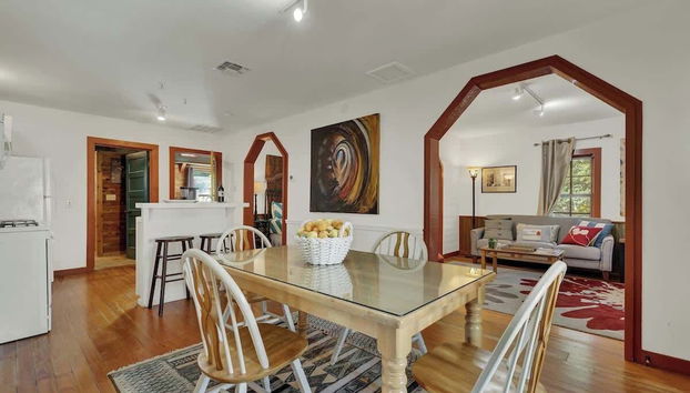 Nandina Cottage Hot-tub Four Minutes to Marktplatz! - Foto 4, Habitación