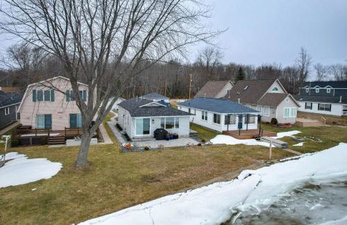 Bright Houghton Lake Home with Boat Dock and Fire Pit - Foto 28