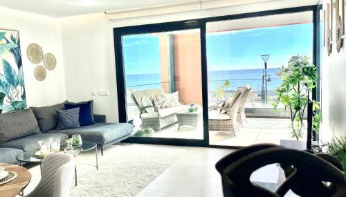Luxury 3 Bedroom Apartment 300m from the Beach - Photo 3