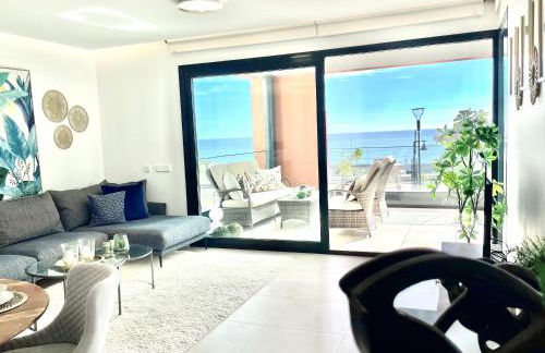 Luxury 3 Bedroom Apartment 300m from the Beach - Photo 3