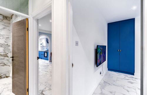 Luxurious 2 bedroom flat with parking and garden, 5 mins walk to train station and bus stop opposite property - Foto 12