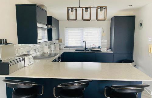 "The Penthouse Newquay" by Greenstay Serviced Accommodation - Spacious 3 Bed 3 Bath Apt with Sea Views, Sun Terrace & Private Parking - Perfect For Families, Small Groups & Business Travellers - 5 Mins To Beaches, Shops & Restaurants - Dog Friendly - Foto 8