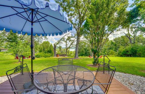 Yard with Lake View Home Near Table Rock Lake! - Foto 1