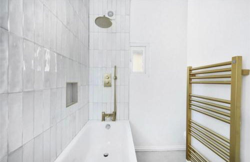 Newly refurbished 2 br apartment with a beautiful garden - Foto 34