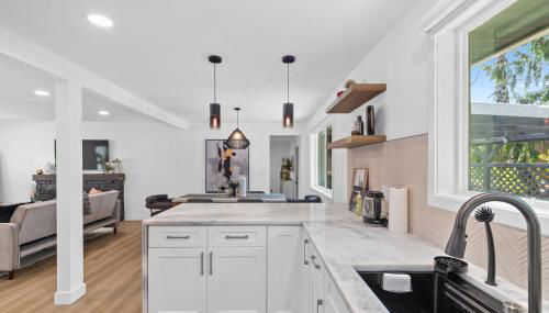 Family-Friendly 4BR Home with AC and Yard Near Airport - Foto 4