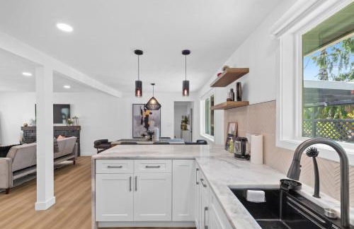 Family-Friendly 4BR Home with AC and Yard Near Airport - Foto 4