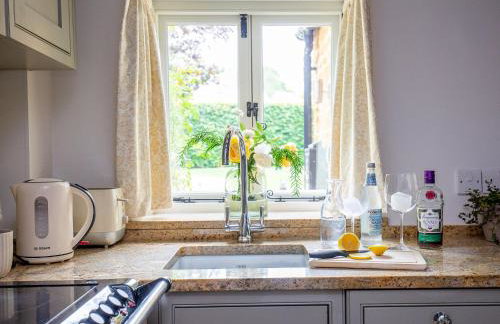 Climbing Rose Cottage - Dog Friendly - Peaceful Cotswold Cottage - Photo 12