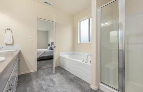 Modern Luxurious 4-bedroom Centrally located home - Foto 32