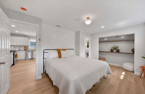 Hot Tub Fire Pit Pet Friendly Walk to Bell St - Foto 15