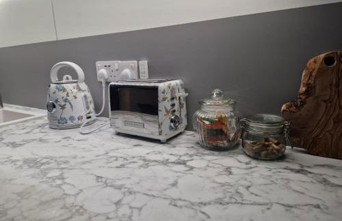 Cozy & Contemporary Lodge by the woods - Photo 3