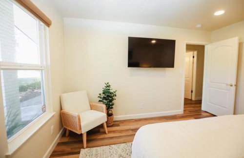 Riverfront Beauty with Pickle Ball Court - Foto 44