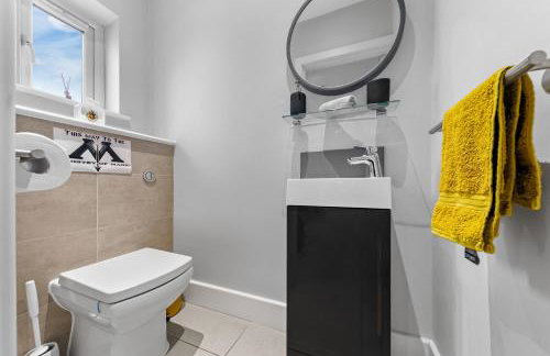 The Lumos House - 4 Bed Home w Parking near Harry Potter Studios - Foto 19