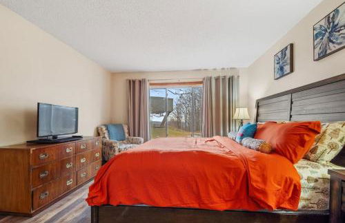 Large 2 Floor Condo, Pool Pass, Beach Club, walk to Shanty Creek - Foto 10