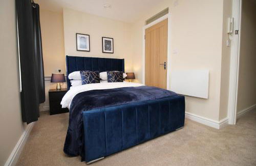 LUXURY 4 Bedroom 4 Ensuite Home in Penarth (Pool Table Games Room & BBQ Garden) with Sea Views - Photo 6