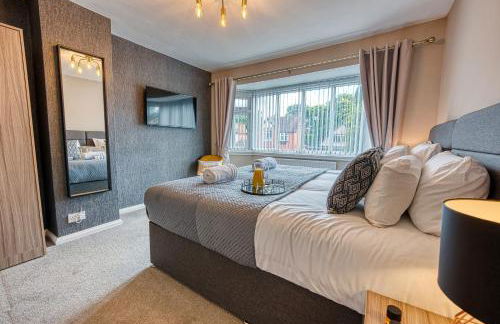 Elegant 5 Bed House - Sleeps 9, Central Solihull, NEC, JLR, HS2, Resorts World, Airport Business and Leisure Stays, - Foto 1