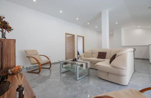 6 Bedroom Awesome Home In Prolozac - Foto 17