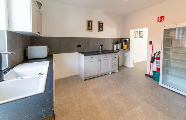 Mansion With Pool & Bar - Photo 11