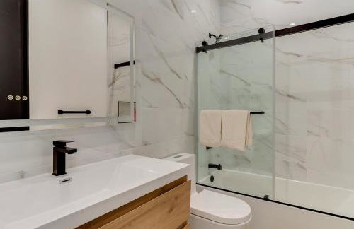 Modern Luxe Retreat 3-Bedroom #3 - Photo 8