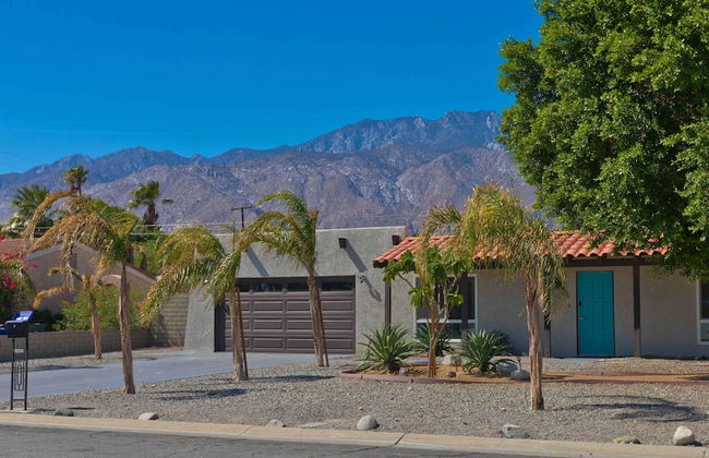 Modern Home w Private Pool Spa Pets Welcome - Photo 10