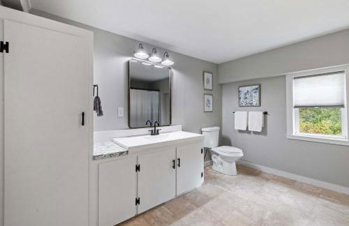 Comfy Large Bungalow - 4 Bed 1BA On Private Pond - Foto 27