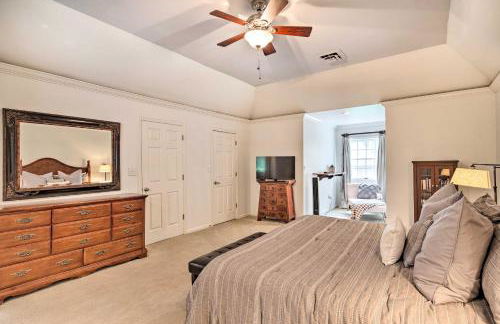 Deck with Fireplace Pet-Friendly Lake Lure Retreat - Foto 22