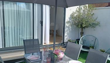 'The Limes' - Air-Con Two Double Bedroom Holiday House with Private Garden - Foto 3, Garden, Garden view