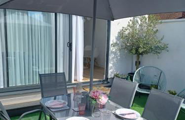 'The Limes' - Air-Con Two Double Bedroom Holiday House with Private Garden - Foto 3