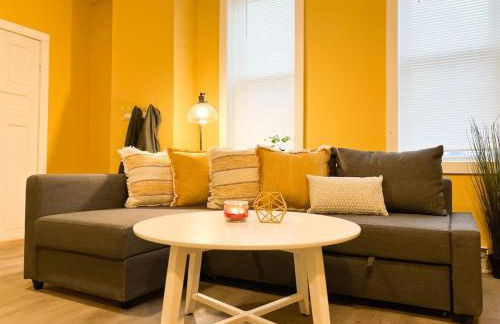 Sleeps 14 9 Beds and Bathrooms Historic plus WIFI - Foto 1