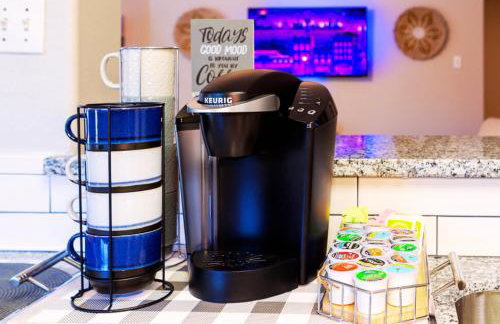 Cozy & Modern 5BR Smart Home with Yard and BBQ - Foto 25