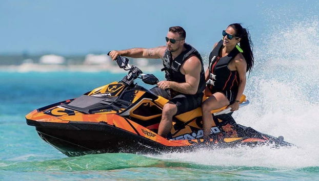 Couple conduisant le jet ski