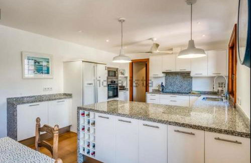 LA CALMA Espectacular villa con jardín y piscina en Menorca - Foto 33