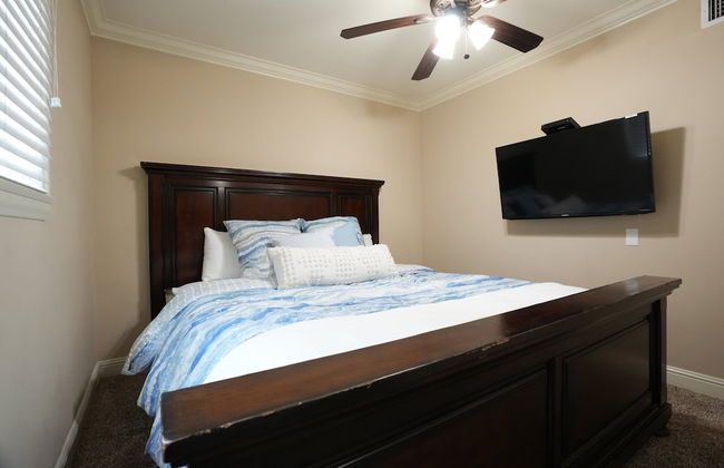 Incredible Estate 5 Bedrooms 3 Bathroom W/resort Style Rock Pool & Jacuzzi - Photo 3