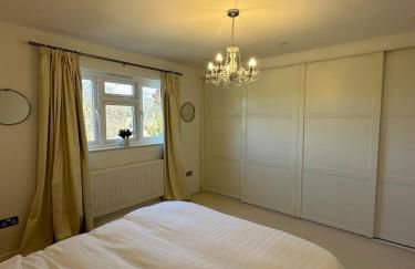 Contemporary detached house short train to London - Photo 33