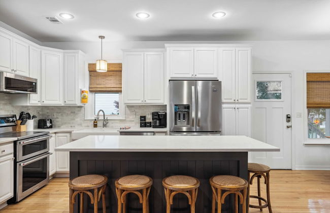 Dolphin Days by Avantstay Pool, 0.2mi to Beach! - Foto 12